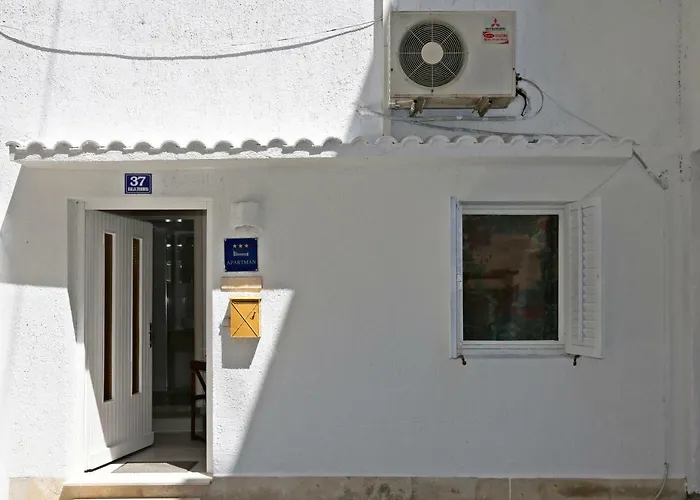 Tomas Art & Tomas Cave